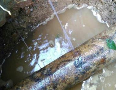 永川楼顶渗水维修公司分享下地暖漏水的原因及检测方法。